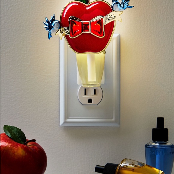 NWT LIMITED RELEASE SNOW WHITE NIGHTLIGHT WALLFLOWERS FRAGRANCE PLUG - Picture 2 of 4